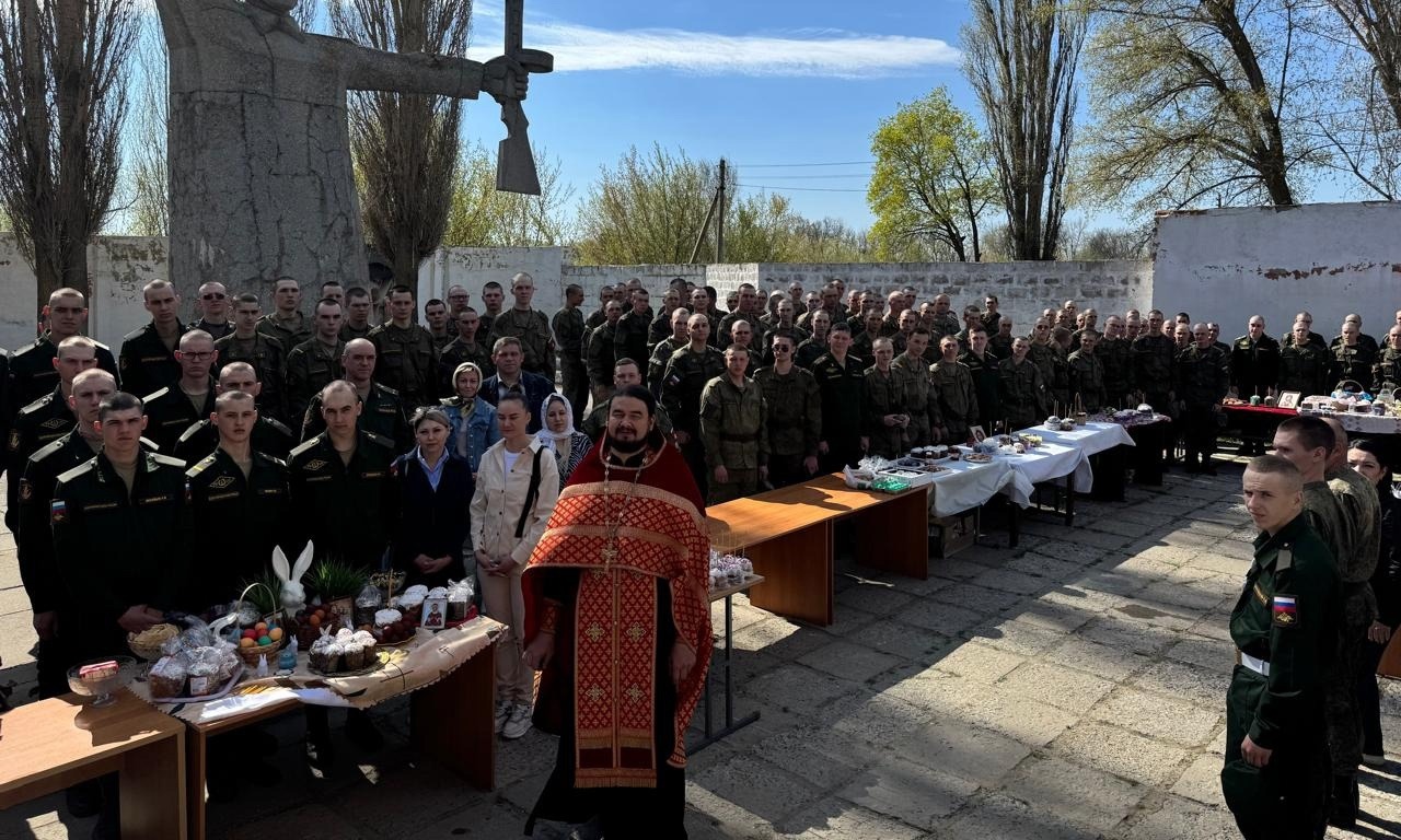 «Быстрее приближайте победу!»: саратовцы угостили бойцов куличами